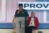 Pasangan cagub dan cawagub Jabar nomor urut satu Acep Adang Ruhiyat (kiri) dan Gitalis Dwi Natarina (kanan) menyampaikan program dan gagasan saat mengikuti debat publik perdana Pemilihan Gubernur dan Wakil Gubernur Jawa Barat 2024 di Graha Sanusi Hardjadinata Kampus Unpad, Bandung, Jawa Barat, Senin (11/11/2024). Debat publik tersebut fokus pada tema Membangun Jawa Barat Menuju Masyarakat Digital yang Sejahtera dan Berdaya Saing Global. ANTARA FOTO/Novrian Arbi/agr