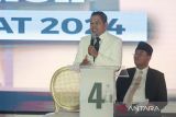 Pasangan cagub dan cawagub Jabar nomor urut empat Dedi Mulyadi (kiri) dan Erwan Setiawan (kanan) menyampaikan program dan gagasan saat mengikuti debat publik perdana Pemilihan Gubernur dan Wakil Gubernur Jawa Barat 2024 di Graha Sanusi Hardjadinata Kampus Unpad, Bandung, Jawa Barat, Senin (11/11/2024). Debat publik tersebut fokus pada tema Membangun Jawa Barat Menuju Masyarakat Digital yang Sejahtera dan Berdaya Saing Global. ANTARA FOTO/Novrian Arbi/agr