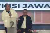 Pasangan cagub dan cawagub Jabar nomor urut dua Jeje Wiradinata  (kiri) dan Ronal Surapradja (kanan) menyampaikan program dan gagasan saat mengikuti debat publik perdana Pemilihan Gubernur dan Wakil Gubernur Jawa Barat 2024 di Graha Sanusi Hardjadinata Kampus Unpad, Bandung, Jawa Barat, Senin (11/11/2024). Debat publik tersebut fokus pada tema Membangun Jawa Barat Menuju Masyarakat Digital yang Sejahtera dan Berdaya Saing Global. ANTARA FOTO/Novrian Arbi/agr
