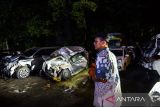 Korban selamat berada di antara kendaraan yang rusak di Kantor PJR Tol Jatiluhur, Kabupaten Purwakarta, Jawa Barat, Senin (11/11/2024). Petugas Kepolisian mencatat sebanyak 17 kendaraan terlibat kecelakaan beruntun di KM 92 Jalan Tol Cipularang yang menyebabkan satu orang meninggal dunia, empat luka berat serta 23 orang luka ringan. ANTARA FOTO/Raisan Al Farisi/agr