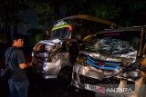 Korban selamat berada diantara kendaraan yang rusak di Kantor PJR Tol Jatiluhur, Kabupaten Purwakarta, Jawa Barat, Senin (11/11/2024). Petugas Kepolisian mencatat sebanyak 17 kendaraan terlibat kecelakaan beruntun di KM 92 Jalan Tol Cipularang yang menyebabkan satu orang meninggal dunia, empat luka berat serta 23 orang luka ringan. ANTARA FOTO/Raisan Al Farisi/agr