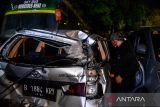 Korban selamat mengambil barang bawannya di kendaraannya yang telah di evakuasi di Kantor PJR Tol Jatiluhur, Kabupaten Purwakarta, Jawa Barat, Senin (11/11/2024). Petugas Kepolisian mencatat sebanyak 17 kendaraan terlibat kecelakaan beruntun di KM 92 Jalan Tol Cipularang yang menyebabkan satu orang meninggal dunia, empat luka berat serta 23 orang luka ringan. ANTARA FOTO/Raisan Al Farisi/agr