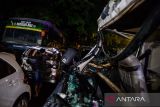Korban selamat mengambil barang bawannya di kendaraannya yang telah di evakuasi di Kantor PJR Tol Jatiluhur, Kabupaten Purwakarta, Jawa Barat, Senin (11/11/2024). Petugas Kepolisian mencatat sebanyak 17 kendaraan terlibat kecelakaan beruntun di KM 92 Jalan Tol Cipularang yang menyebabkan satu orang meninggal dunia, empat luka berat serta 23 orang luka ringan. ANTARA FOTO/Raisan Al Farisi/agr