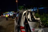 Petugas Kepolisian melihat kendaraan rusak akibat kecelakaan beruntun di Kantor PJR Tol Jatiluhur, Kabupaten Purwakarta, Jawa Barat, Senin (11/11/2024). Petugas Kepolisian mencatat sebanyak 17 kendaraan terlibat kecelakaan beruntun di KM 92 Jalan Tol Cipularang yang menyebabkan satu orang meninggal dunia, empat luka berat serta 23 orang luka ringan. ANTARA FOTO/Raisan Al Farisi/agr