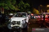 Warga berada diantara kendaraan yang rusak di Kantor PJR Tol Jatiluhur, Kabupaten Purwakarta, Jawa Barat, Senin (11/11/2024). Petugas Kepolisian mencatat sebanyak 17 kendaraan terlibat kecelakaan beruntun di KM 92 Jalan Tol Cipularang yang menyebabkan satu orang meninggal dunia, empat luka berat serta 23 orang luka ringan. ANTARA FOTO/Raisan Al Farisi/agr
