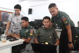 Peserta berdiskusi tentang cara mengoperasikan perangkat lunak digital forensik saat pelatihan Big Data Youth Bootcamp di Malang Creative Centre, Jawa Timur, Senin (11/11/2024). Pelatihan tersebut diadakan perusahaan rintisian digital Jagoan Hosting dan diikuti 30 peserta yang merupakan Bintara Mahasiswa (Bamasis) Politeknik Angkatan Darat (Poltekad) jurusan Rekayasa Keamanan Siber agar memahami cara kerja sekaligus analisa data guna membantu menjaga kedaulatan siber nasional termasuk cara mengatasi serangan ransomware. ANTARA Jatim/Ari Bowo Sucipto/mas.