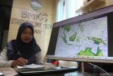 Petugas Badan Meteorologi Klimatologi dan Geofisika (BMKG) mengamati arah dan kecepatan angin sebagai dampak tak langsung siklon tropis Toraji melalui layar di Stasiun Klimatologi BMKG Karangploso, Malang, Jawa Timur, Senin (11/11/2024). BMKG mengeluarkan peringatan dini tentang dampak tak langsung dari siklon tropis Toraji di laut Filipina berupa hujan dengan intensitas sedang hingga lebat di kawasan Kalimantan Utara, Gorontalo serta Maluku Utara yang berpotensi mengakibatkan bencana hidrometrologi  ANTARA Jatim/Ari Bowo Sucipto/mas.