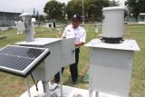 Petugas Badan Meteorologi Klimatologi dan Geofisika (BMKG) membuka panel alat pengumpul sampel air hujan di Stasiun Klimatologi BMKG Karangploso, Malang, Jawa Timur, Senin (11/11/2024). BMKG mengeluarkan peringatan dini tentang dampak tak langsung dari siklon tropis Toraji di laut Filipina berupa hujan dengan intensitas sedang hingga lebat di kawasan Kalimantan Utara, Gorontalo serta Maluku Utara yang berpotensi mengakibatkan bencana hidrometrologi  ANTARA Jatim/Ari Bowo Sucipto/mas.