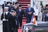 Presiden Prabowo Subianto (tengah) bersama putranya Didit Hediprasetyo (kiri) didampingi Kepala Protokol Amerika Serikat Ethan Rosenzweig tiba di Pangkalan Militer Andrews, Washington DC, Amerika Serikat, Minggu (10/11/2024). Presiden Prabowo Subianto diagendakan melakukan sejumlah pertemuan diantaranya dengan Presiden Amerika Serikat Joe Biden. ANTARA FOTO/Hafidz Mubarak A/foc/gp