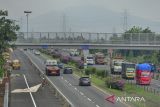 Pekerja menyelesaikan proyek pelebaran Jalan Tol Tangerang-Merak, di Kabupaten Serang, Banten, Senin (11/11/2024). Proyek pelebaran Jalan Tol Tangerang-Merak jalur Serang Barat hingga Cilegon Timur sepanjang 10 kilometer tersebut untuk meningkatkan kualitas dan menambah kapasitas jalan tol dengan nilai investasi Rp. 370 miliar yang ditargetkan rampung pada awal tahun 2025. ANTARA FOTO/Putra M. Akbar/gp
