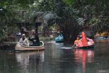 Sejumlah pengunjung menaiki perahu di kawasan Sumber Banteng, Kota Kediri Jawa Timur, Minggu (10/11/2024). Sumber air seluas satu hektare tersebut difungsikan sebagai pemasok air untuk irigasi pertanian daerah sekitar yang tidak pernah kering dan sekaligus dikelola warga sebagai daerah wisata. ANTARA Jatim/Prasetia Fauzani/mas.