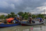 Nelayan bersiap menyandarkan kapal dengan latar belakang awan hitam yang menyelimuti langit di Karangantu, Kota Serang, Banten, Senin (11/11/2024). Badan Meteorologi Klimatologi dan Geofisika (BMKG) mengimbau masyarakat yang beraktivitas pada bidang pelayaran dan penerbangan untuk mewaspadai peningkatan intensitas hujan di sejumlah wilayah Indonesia akibat cuaca ekstrem. ANTARA FOTO/Putra M. Akbar/gp