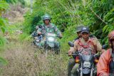 Sejumlah petugas berpatroli di kawasan hutan lereng Gunung Semeru, Desa Pasrujambe, Lumajang, Jawa Timur, Senin (11/11/2024). Patroli gabungan Perum Perhutani Kesatuan Pemangkuan Hutan (KPH) Probolinggo bersama Polri, TNI, BPBD, dan TNBTS di kawasan hutan Perhutani tersebut sebagai upaya pengendalian fungsi hutan lindung dan hutan produksi sekaligus menindaklanjuti laporan dugaan eksploitasi kawasan hutan di wilayah itu. Antara Jatim/Irfan Sumanjaya/um