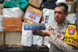 Polisi menunjukkan barang bukti rokok ilegal di Surabaya, Jawa Timur, Senin (11/11/2024). Selama bulan September-November 2024 Polres Pelabuhan Tanjung Perak Surabaya bersama Bea dan Cukai menggagalkan pengiriman 7,677 juta batang rokok ilegal berbagai merk tanpa dilengkapi pita cukai dan menangkap delapan tersangka dalam kasus ini. Antara Jatim/Didik Suhartono/um