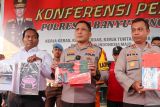 Kapolresta Banyuwangi Kombes Pol Rama Samtama Putra (tengah) menunjukan barang bukti senjata api pada press rilis di Polresta Banyuwangi, Jawa Timur, Senin (11/11/2024). Polresta Banyuwangi menetapkan seorang pengusaha M Murni Abdullah sebagai tersangka kasus ancaman kekerasan kepada juru parkir di Banyuwangi menggunakan senjata api dan menyita pistol jenis Glock 43 beserta 12 amunisi yang dimiliki secara sah serta menyita mobil dengan nomor Polisi P 44 PII. Tersangka dijerat dengan pasal 335 ayat 1 KUHP dengan ancaman hukuman 1 tahun penjara. Antara Jatim/Budi Candra Setya/um