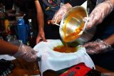 Pelajar SMP menyaring jamu saat mengikuti pelatihan membuat jamu di sebuah industri rumahan jamu di Kota Madiun, Jawa Timur, Senin (11/11/2024). Sebanyak 70 pelajar SMP Tara Salvia  Tangerang Selatan, Banten mengikuti pelatihan membuat jamu dan mempelajari berbagai jenis rempah serta kegunaannya dimaksudkan untuk melestarikan minuman tradisional. Antara Jatim/Siswowidodo/um