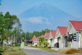 Warga melintasi kawasan relokasi penyintas erupsi Gunung Semeru di Bumi Semeru Damai, Desa Sumbermujur, Lumajang, Jawa Timur Selasa (12/11/2024). Berdasarkan data Indeks Risiko Bencana Indonesia (IRBI), Indeks risiko bencana (IRB) Provinsi Jawa Timur turun signifikan sebanyak 36,23 poin dalam lima tahun terakhir dan berada pada level sedang pada angka 101,65. Antara Jatim/Irfan Sumanjaya/um