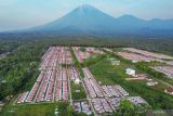 Foto udara kawasan relokasi penyintas erupsi Gunung Semeru di Bumi Semeru Damai, Desa Sumbermujur, Lumajang, Jawa Timur, Selasa (12/11/2024). Berdasarkan data Indeks Risiko Bencana Indonesia (IRBI), Indeks risiko bencana (IRB) Provinsi Jawa Timur turun signifikan sebanyak 36,23 poin dalam lima tahun terakhir dan berada pada level sedang pada angka 101,65. Antara Jatim/Irfan Sumanjaya/um