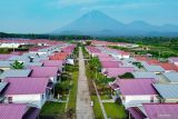 Foto udara kawasan relokasi penyintas erupsi Gunung Semeru di Bumi Semeru Damai, Desa Sumbermujur, Lumajang, Jawa Timur, Selasa (12/11/2024). Berdasarkan data Indeks Risiko Bencana Indonesia (IRBI), Indeks risiko bencana (IRB) Provinsi Jawa Timur turun signifikan sebanyak 36,23 poin dalam lima tahun terakhir dan berada pada level sedang pada angka 101,65. Antara Jatim/Irfan Sumanjaya/um