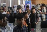 Sejumlah pencari kerja antre untuk mengikuti Pameran Bursa Kerja di Gedung PKPRI Serang, Kota Serang, Banten, Selasa (12/11/2024). Pemerintah Kota Serang melalui Dinas Tenaga Kerja dan stakeholder terkait berupaya menekan angka pengangguran dengan menyelenggarakan bursa kerja yang melibatkan sebanyak 33 perusahaan dengan 1.000 lowongan pekerjaan. ANTARA FOTO/Muhammad Bagus Khoirunas/gp