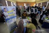 Sejumlah pencari kerja antre untuk mengikuti Pameran Bursa Kerja di Gedung PKPRI Serang, Kota Serang, Banten, Selasa (12/11/2024). Pemerintah Kota Serang melalui Dinas Tenaga Kerja dan stakeholder terkait berupaya menekan angka pengangguran dengan menyelenggarakan bursa kerja yang melibatkan sebanyak 33 perusahaan dengan 1.000 lowongan pekerjaan. ANTARA FOTO/Muhammad Bagus Khoirunas/gp