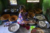 Pekerja menggoreng bakso ikan di Kampung Kantin, Cimuncang, Kota Serang, Selasa (12/11/2024). Kementerian Kelautan dan Perikanan menyiapkan 2.884 usaha mikro kecil dan menengah (UMKM) yang terdiri dari 2.802 unit skala mikro, 69 unit skala kecil dan 13 unit skala menengah dalam mendukung program Makan Bergizi Gratis (MBG), guna memperkuat ketahanan pangan dan gizi masyarakat dari sektor perikanan,  ANTARA FOTO/Putra M. Akbar/gp