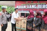 Polda Sumsel salurkan paket makanan bergizi ke siswa SLB