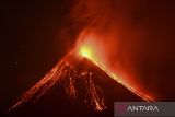 Aktivitas Gunung Lewotobi masih tinggi. Sejumlah pengungsi menyaksikan lava pijar dan kolom asap keluar dari kawah Gunung Lewotobi Laki-laki di lokasi pengungsian swadaya di perbukitan Desa Pululera, Wulanggitang, Kabupaten Flores Timur, Nusa Tenggara Timur, Senin (11/11/2024) malam. Pusat Vulkanologi dan Mitigasi Bencana Geologi (PVMBG) Badan Geologi Kementerian Energi dan Sumber Daya Mineral (ESDM) melaporkan hingga Selasa (13/11) pagi Gunung Lewotobi Laki-laki masih mengalami erupsi dengan ketinggian kolom abu setinggi 3.500-4.000 meter dan terus mengeluarkan lava ke arah barat laut. ANTARA FOTO/Aditya Pradana Putra/Spt/gp