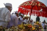 Umat Hindu menyiapkan sesaji saat upacara Abhiseka di pelataran Candi Prambanan, Sleman, DI Yogyakarta, Sulasa (12/11/2024). Upacara Abhiseka yang diikuti ratusan umat Hindu tersebut merupakan prosesi penyucian dan peringatan peresmian Candi Prambanan pertama kali oleh Rakai Pikatan pada 856 Masehi, sebagai penanda puncak kekuasaan Kerajaan Mataram Kuno. ANTARA FOTO/Hendra Nurdiyansyah/wsj.