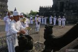 Umat Hindu mengikuti rangkaian upacara Abhiseka di pelataran Candi Prambanan, Sleman, DI Yogyakarta, Sulasa (12/11/2024). Upacara Abhiseka yang diikuti ratusan umat Hindu tersebut merupakan prosesi penyucian dan peringatan peresmian Candi Prambanan pertama kali oleh Rakai Pikatan pada 856 Masehi, sebagai penanda puncak kekuasaan Kerajaan Mataram Kuno. ANTARA FOTO/Hendra Nurdiyansyah/wsj.