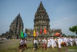 Umat Hindu membawa air suci dan sesaji saat upacara Abhiseka di pelataran Candi Prambanan, Sleman, DI Yogyakarta, Sulasa (12/11/2024). Upacara Abhiseka yang diikuti ratusan umat Hindu tersebut merupakan prosesi penyucian dan peringatan peresmian Candi Prambanan pertama kali oleh Rakai Pikatan pada 856 Masehi, sebagai penanda puncak kekuasaan Kerajaan Mataram Kuno. ANTARA FOTO/Hendra Nurdiyansyah/wsj.