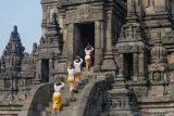 Umat Hindu membawa air suci dan sesaji saat upacara Abhiseka di pelataran Candi Prambanan, Sleman, DI Yogyakarta, Sulasa (12/11/2024). Upacara Abhiseka yang diikuti ratusan umat Hindu tersebut merupakan prosesi penyucian dan peringatan peresmian Candi Prambanan pertama kali oleh Rakai Pikatan pada 856 Masehi, sebagai penanda puncak kekuasaan Kerajaan Mataram Kuno. ANTARA FOTO/Hendra Nurdiyansyah/wsj.