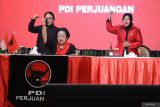 Ketua Umum PDI Perjuangan Megawati Soekarnoputri (tengah) didampingi Calon Gubernur Jawa Timur Tri Rismaharini (kanan) dan Ketua DPP Bidang Perempuan dan Anak I Gusti Ayu Bintang Darmawati (kiri) mengepalkan tangan saat rapat konsolidasi PDIP di Surabaya, Jawa Timur, Selasa (12/11/2024). Konsolidasi internal tersebut guna memantapkan strategi dalam rangka pemenangan pada Pilkada Serentak 2024 di Jawa Timur. ANTARA Jatim/Moch Asim.