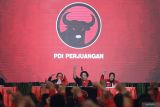 Ketua Umum PDI Perjuangan Megawati Soekarnoputri (tengah) didampingi Calon Gubernur Jawa Timur Tri Rismaharini (kanan) dan Ketua DPP Bidang Perempuan dan Anak I Gusti Ayu Bintang Darmawati (kiri) mengepalkan tangan saat rapat konsolidasi PDIP di Surabaya, Jawa Timur, Selasa (12/11/2024). Konsolidasi internal tersebut guna memantapkan strategi dalam rangka pemenangan pada Pilkada Serentak 2024 di Jawa Timur. ANTARA Jatim/Moch Asim.