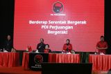 Ketua Umum PDI Perjuangan Megawati Soekarnoputri (tengah) didampingi Ketua DPP Bidang Ekonomi Kreatif dan Digital HM Prananda Prabowo (kiri),  Ketua DPP Bidang Perempuan dan Anak I Gusti Ayu Bintang Darmawati (kedua kiri) dan cagub-cawagub Jatim Tri Rismaharini (kedua kanan) - Zahrul Azhar Asumta (kanan) menghadiri rapat konsolidasi PDIP di Surabaya, Jawa Timur, Selasa (12/11/2024). Konsolidasi internal tersebut guna memantapkan strategi dalam rangka pemenangan pada Pilkada Serentak 2024 di Jawa Timur. ANTARA Jatim/Moch Asim.