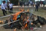 Petugas Pangkalan Pengawasan Sumber Daya Kelautan dan Perikanan (PSDKP) bersama instansi terkait lainnya membakar alat tangkap jaring  ikan ilegal saat pemusnahan di Banda Aceh, Aceh, Selasa (12/11/2024). PSDKP  Lampulo provisi Aceh memusnahkan sebanyak 15  item alat tangkap jaring mini trawl beserta sejumlah barang bukti lainnya  hasil operasi pengawasan tahun 2024 , sedangkan  tiga unit kompresor di hibahkan kepada pondok pesantren dan Sekolah Menengah Kejurunan (SMK). ANTARA FOTO/Ampelsa.