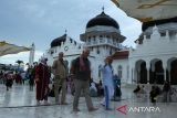 Sejumlah wisatawan Kapal Pesiar mengunjungi objek wisata sejarah Masjid Raya Baiturrahman, Banda Aceh, Aceh, Senin (11/11/2024). Kapal Pesiar MV Le Jaques Cartier berbendera Perancis yang membawa sebanyak 150 wistawan  itu mengunjungi sejumlah objek wisata di Aceh sebelum melanjutkan perjalan ke Singapura . ANTARA FOTO/Ampelsa.