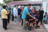 Sejumlah wisatawan Kapal Pesiar antrean saat memasuki pintu  Masjid Raya Baiturrahman, Banda Aceh, Aceh, Senin (11/11/2024). Kapal Pesiar MV Le Jaques Cartier berbendera Perancis yang membawa sebanyak 150 wistawan  itu mengunjungi sejumlah objek wisata di Aceh sebelum melanjutkan perjalan ke Singapura . ANTARA FOTO/Ampelsa.