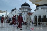 Sejumlah wisatawan Kapal Pesiar mengunjungi objek wisata sejarah Masjid Raya Baiturrahman, Banda Aceh, Aceh, Senin (11/11/2024). Kapal Pesiar MV Le Jaques Cartier berbendera Perancis yang membawa sebanyak 150 wistawan  itu mengunjungi sejumlah objek wisata di Aceh sebelum melanjutkan perjalan ke Singapura . ANTARA FOTO/Ampelsa.