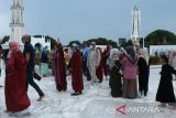 Sejumlah wisatawan Kapal Pesiar mengunjungi objek wisata sejarah Masjid Raya Baiturrahman, Banda Aceh, Aceh, Senin (11/11/2024). Kapal Pesiar MV Le Jaques Cartier berbendera Perancis yang membawa sebanyak 150 wistawan  itu mengunjungi sejumlah objek wisata di Aceh sebelum melanjutkan perjalan ke Singapura . ANTARA FOTO/Ampelsa.