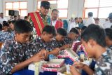 Gubernur Sulbar uji coba program makan gratis di Sumarorong Mamasa