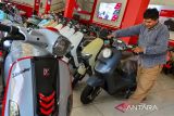 Kuota subsidi motor listrik tahun 2024 habis. Pekerja merapikan motor listrik di Taktakan, Kota Serang, Banten, Rabu (13/11/2024). Menteri Koordintaor Bidang Perekonomian Airlangga Hartarto memastikan kuota subsidi motor listrik di tahun 2024 tidak akan ditambah setelah sebanyak 60.693 unit kendaraan motor listrik telah habis tersalurkan kepada masyarakat sepanjang tahun 2024. ANTARA FOTO/Putra M. Akbar/gp