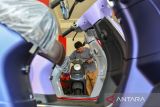 Kuota subsidi motor listrik tahun 2024 habis. Pekerja merapikan motor listrik di Taktakan, Kota Serang, Banten, Rabu (13/11/2024). Menteri Koordintaor Bidang Perekonomian Airlangga Hartarto memastikan kuota subsidi motor listrik di tahun 2024 tidak akan ditambah setelah sebanyak 60.693 unit kendaraan motor listrik telah habis tersalurkan kepada masyarakat sepanjang tahun 2024. ANTARA FOTO/Putra M. Akbar/gp