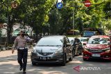 Petugas Kepolisian memberhentikan sebuah kendaraan roda empat saat operasi pemeriksaan pajak kendaraan bermotor di Jalan Diponegoro, Bandung, Jawa Barat, Rabu (13/11/2024). Tim Pembina Samsat Provinsi Jawa Barat bekerja sama dengan Polrestabes Bandung menggelar operasi pemeriksaan pajak kendaraan bermotor serta menyediakan layanan pembayaran pajak di lokasi pemeriksaan yang ditujukan untuk mengingatkan masyarakat agar patuh dalam membayar pajak. ANTARA FOTO/Raisan Al Farisi/agr