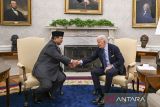 Presiden Prabowo Subianto (kiri) berjabat tangan dengan Presiden Amerika Serikat Joe Biden (kanan) saat melakukan pertemuan di Gedung Putih, Washington DC, Amerika Serikat, Selasa (12/11/2024). Pertemuan tersebut di antaranya membahas upaya memperkuat kerja sama kedua negara sebagai bagian dari kemitraan strategis komprehensif Indonesia-AS. ANTARA FOTO/Hafidz Mubarak A/Spt/gp