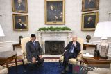 Presiden Prabowo Subianto (kiri) melakukan pertemuan dengan Presiden Amerika Serikat Joe Biden (kanan) di Gedung Putih, Washington DC, Amerika Serikat, Selasa (12/11/2024). Pertemuan tersebut di antaranya membahas upaya memperkuat kerja sama kedua negara sebagai bagian dari kemitraan strategis komprehensif Indonesia-AS. ANTARA FOTO/Hafidz Mubarak A/Spt/gp