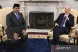 Presiden Prabowo Subianto (kiri) melakukan pertemuan dengan Presiden Amerika Serikat Joe Biden (kanan) di Gedung Putih, Washington DC, Amerika Serikat, Selasa (12/11/2024). Pertemuan tersebut di antaranya membahas upaya memperkuat kerja sama kedua negara sebagai bagian dari kemitraan strategis komprehensif Indonesia-AS. ANTARA FOTO/Hafidz Mubarak A/Spt/gp