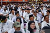 Peserta mengikuti dialog bersama Kementerian Sosial pada program pengutan kapasitas pilar sosial di Pusdai, Bandung, Jawa Barat, Rabu (13/11/2024). Dialog bersama Kementerian Sosial yang diikuti pilar-pilar sosial Kementerian Sosial yang terdiri dari pendamping program keluarga harapan, tenaga kesejahteraan sosial kecamatan, pendamping rehabilitasi sosial dan taruna siaga bencana Se-Jawa Barat tersebut ditujukan untuk mendukung program penguatan kapasitas SDM pilar-pilar di Kementerian Sosial. ANTARA FOTO/Raisan Al Farisi/agr
