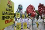 Sejumlah aktivis lingkungan dari Ecoton membentangkan poster saat aksi teatrikal Operasi Plastik Pada Manusia Plastik di Jalan Gubernur Suryo, Surabaya, Jawa Timur, Rabu (13/11/2024). Aksi tersebut dilakukan sebagai bentuk keprihatinan terhadap polusi mikroplastik yang telah memasuki tubuh manusia dan sekaligus menyampaikan seruan di antaranya mengimbau masyarakat mengurangi mengonsumsi makanan dalam kemasan plastik. ANTARA Jatim/Didik Suhartono/mas.