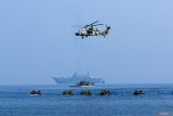 Prajurit Korps Marinir TNI AL bersama Angkatan Pertahanan Australia atau Australia Defence Force (ADF) melaksanakan Operasi Pendaratan Amfibi pada Latihan Gabungan Keris Woomera 2024 di Pusat Latihan Pertempuran Marinir 5 Baluran Pantai Banongan, Situbondo, Jawa Timur, Rabu (13/11/2024). Latihan pendaratan yang mengerahkan sejumlah tank, kapal perang, pesawat tempur, kapal pendarat, Helikopter serbu dan melibatkan sekitar 2.000 prajurit gabungan kedua negara tersebut untuk menunjukan bahwa TNI dan ADF siap bekerja sama untuk menghadapi tantangan keamanan di kawasan Indo-Pasifik. ANTARA FOTO/Budi Candra Setya/wsj.